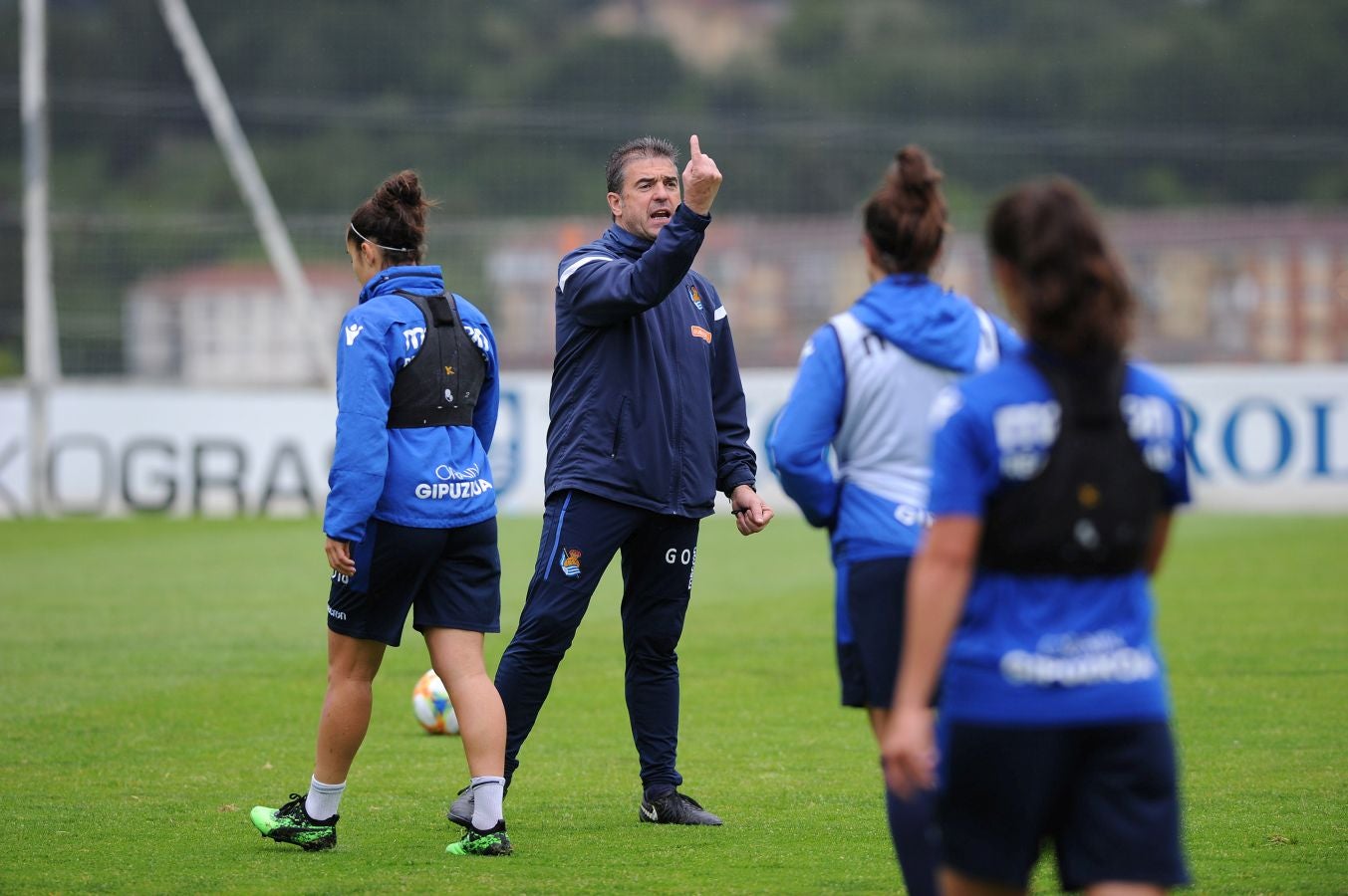 800 alumnos de distintos centros educativos de Gipuzkoa han animado a las jugadoras de la Real Sociedad
