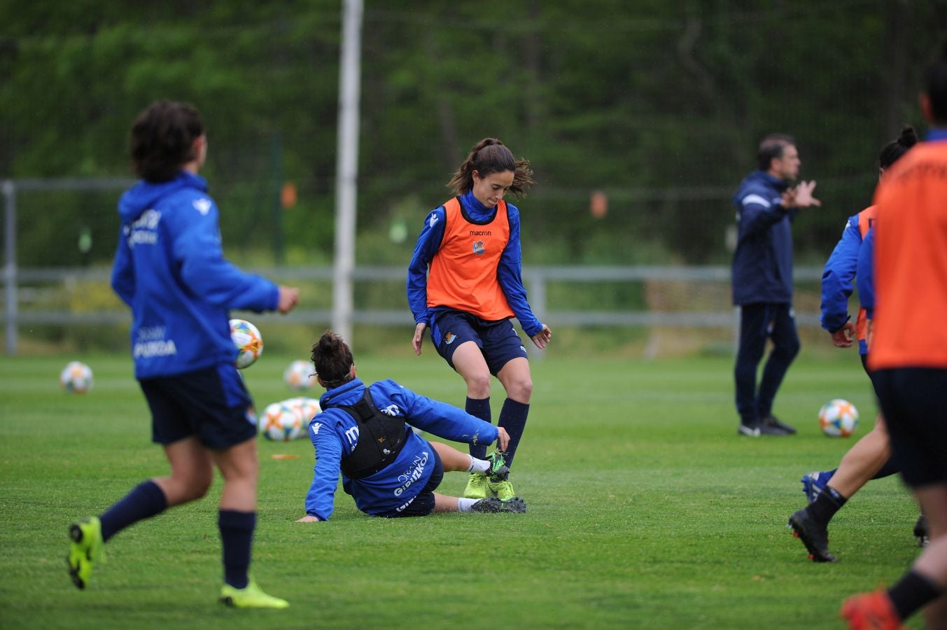 800 alumnos de distintos centros educativos de Gipuzkoa han animado a las jugadoras de la Real Sociedad
