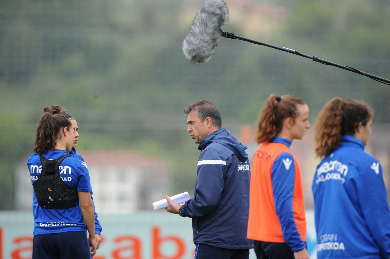 800 alumnos de distintos centros educativos de Gipuzkoa han animado a las jugadoras de la Real Sociedad