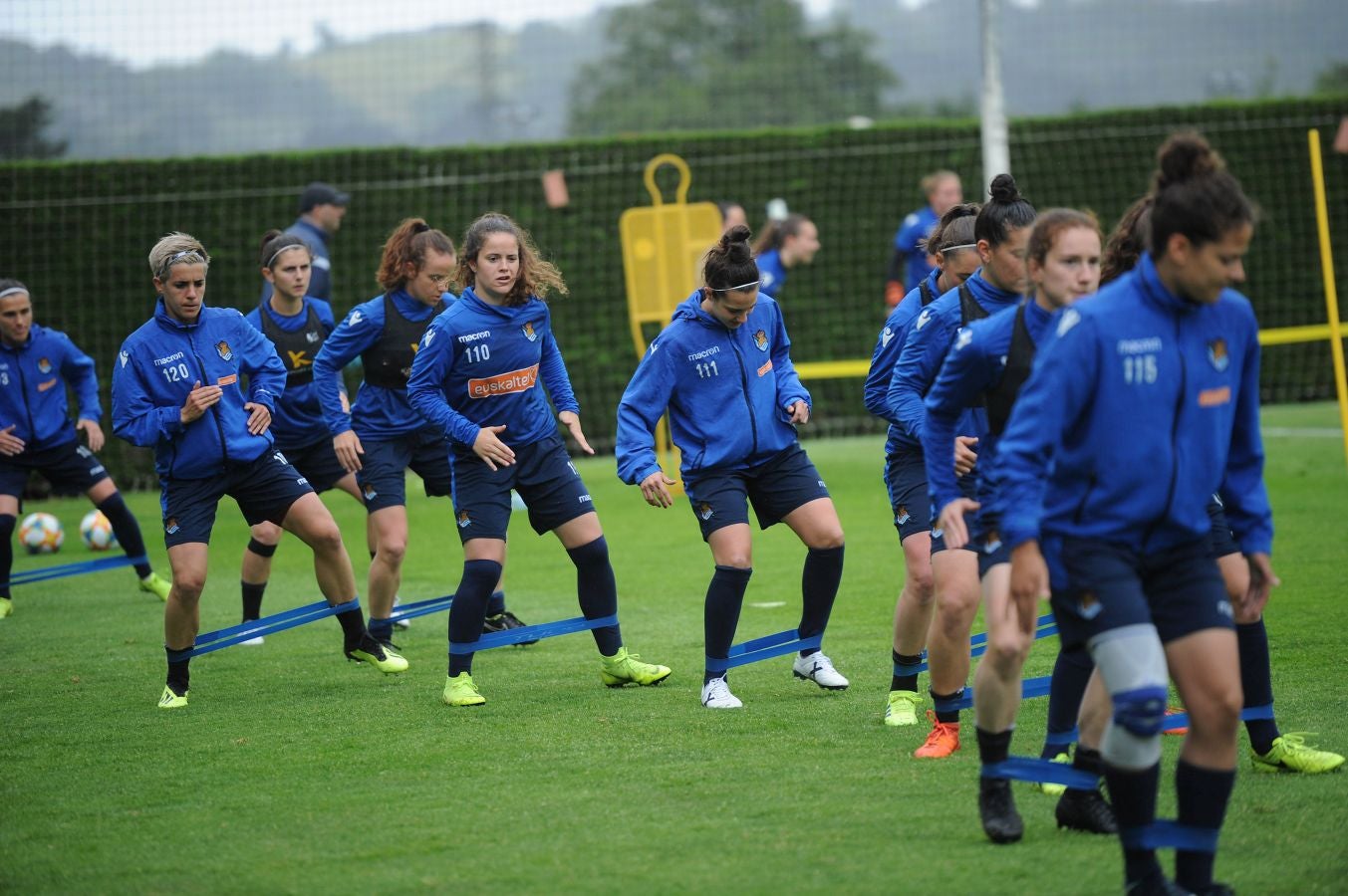 800 alumnos de distintos centros educativos de Gipuzkoa han animado a las jugadoras de la Real Sociedad