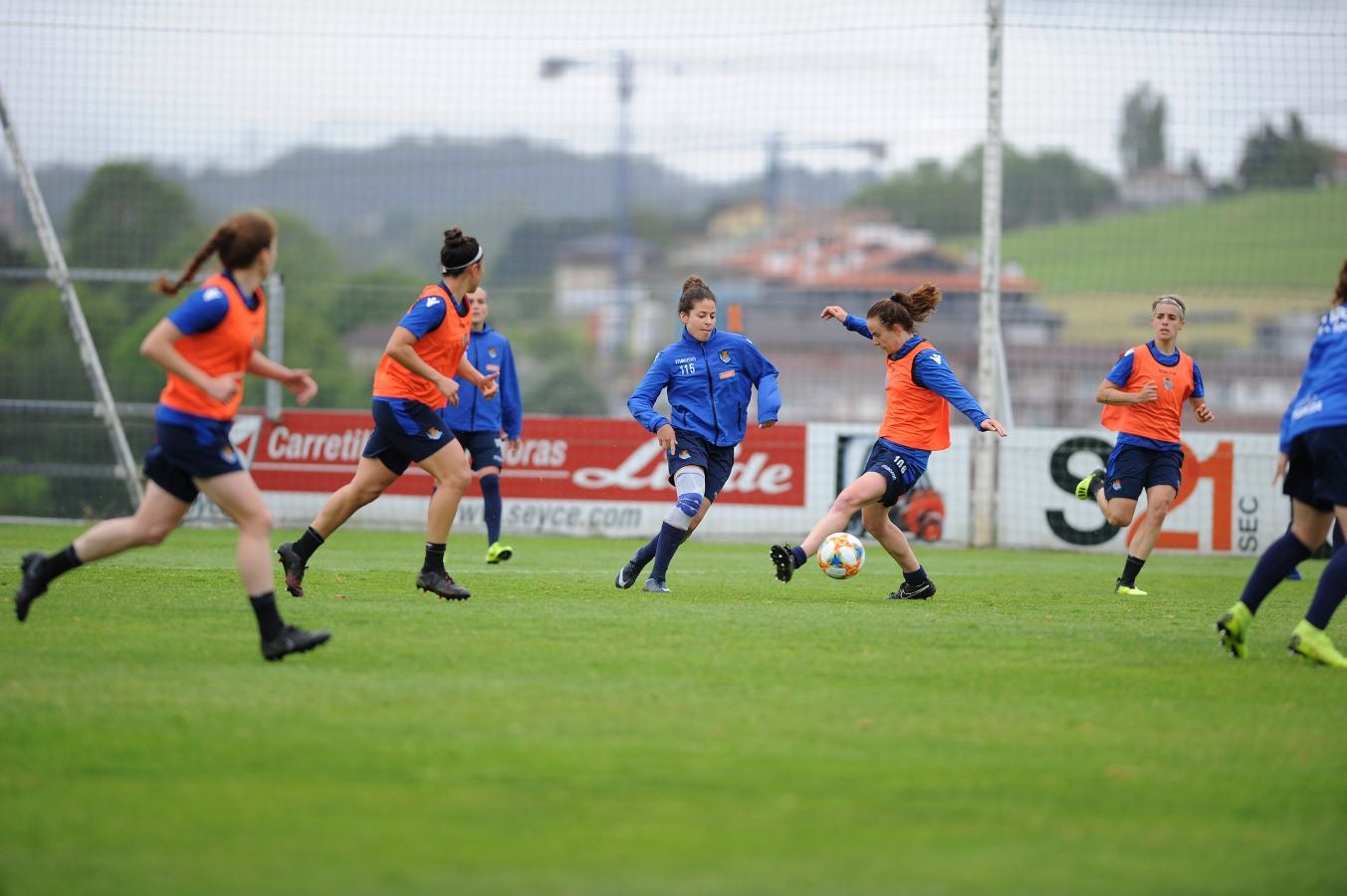 800 alumnos de distintos centros educativos de Gipuzkoa han animado a las jugadoras de la Real Sociedad