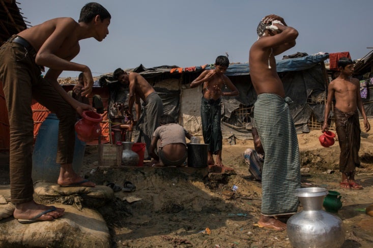 El día a día . Han salvado la vida, pero ahora la situación de estos refugiados se cronifica. Sin capacidad para moverse libremente por Bangladesh, algunos abren pequeñas tiendas o se mantienen ocupados con tareas como buscar leña para hacer fuego o conseguir comida. En los primeros días de la emergencia se construyeron muchos pozos y letrinas, aunque las condiciones de agua y saneamiento siguen siendo terribles.