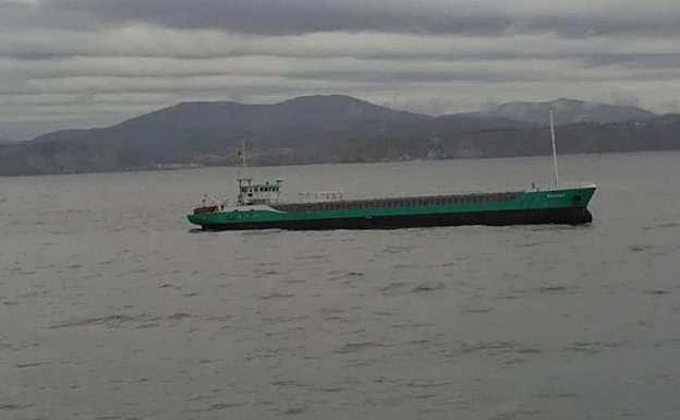 El buque embarrancado este miércoles cerca de Zumaia. 
