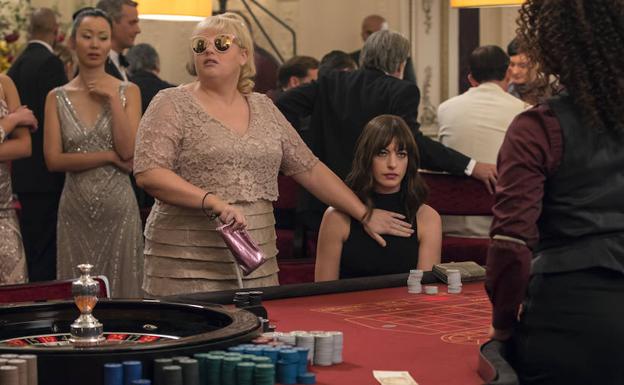 Rebel Wilson y Anne Hathaway , en 'Timadoras compulsivas'.