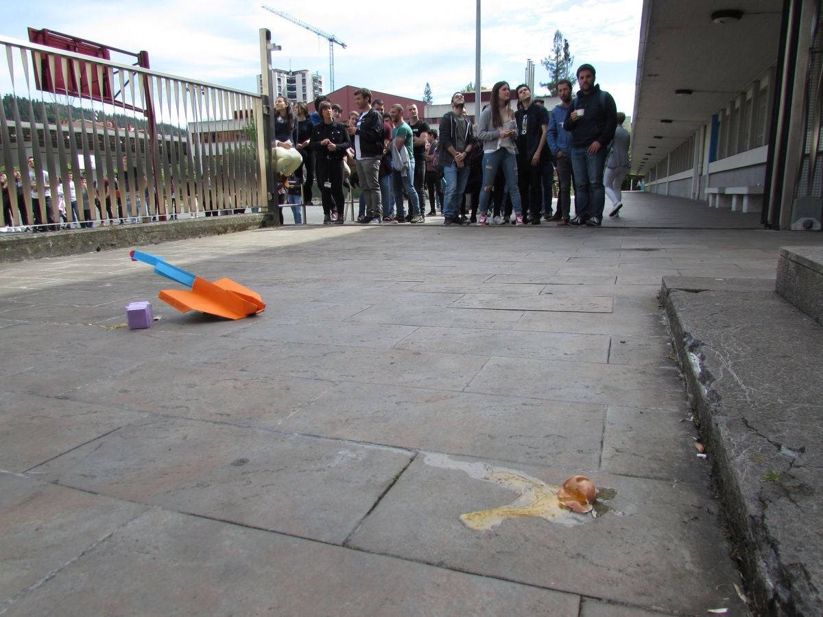 Un total de 77 alumnos de Mondragon Unibertsitatea (MU), divididos en 31 grupos, han participado este jueves en el XXI Concurso de Diseño Industrial de lanzamiento de huevo