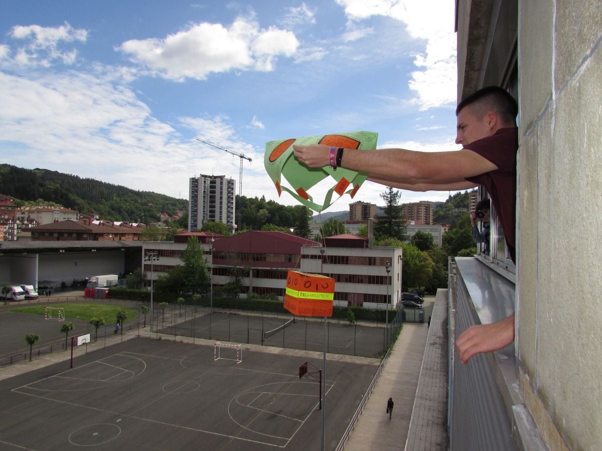 Un total de 77 alumnos de Mondragon Unibertsitatea (MU), divididos en 31 grupos, han participado este jueves en el XXI Concurso de Diseño Industrial de lanzamiento de huevo