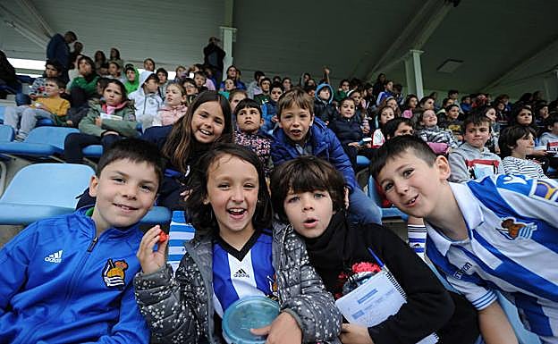 Alumnos y alumnas de varias ikastolas guipuzcoanas, ayer en la grada del Z7 de Zubieta. 