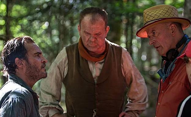 El director Jacques Audiard da instrucciones a Joaquin Phoenix y John C. Reilly en el rodaje de 'Los hermanos Sisters'.