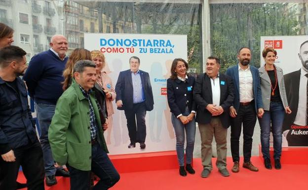 Ernesto Gasco y Denis Itxaso, acompañados por los candidatos al Ayuntamiento donostiarra y a las Juntas Generales, abrieron la campaña en el barrio de Amara.