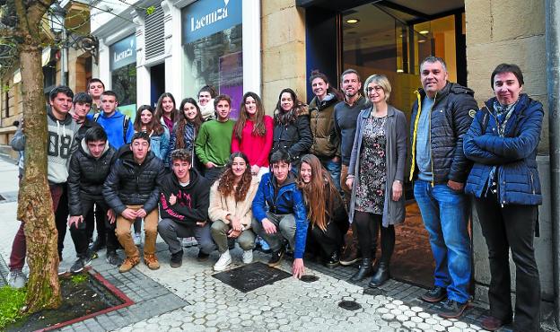 Los estudiantes del instituto Antigua-Luberri, con responsables de Lacunza, en su visita al centro de idiomas. 