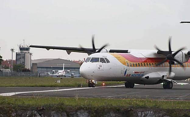 Una avión en la pista de Hondarriba