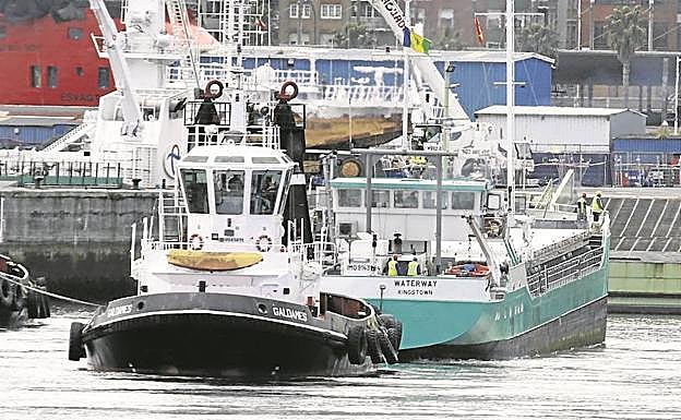 El remolcador 'Galdames' ayuda en las maniobras de atraque al carguero 'Waterway' en Santurtzi.