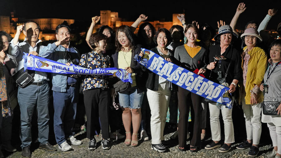 Miles de aficionados de la Real Sociedad se han desplazado a Granada para animar a las jugadoras en la final de la Copa de la Reina