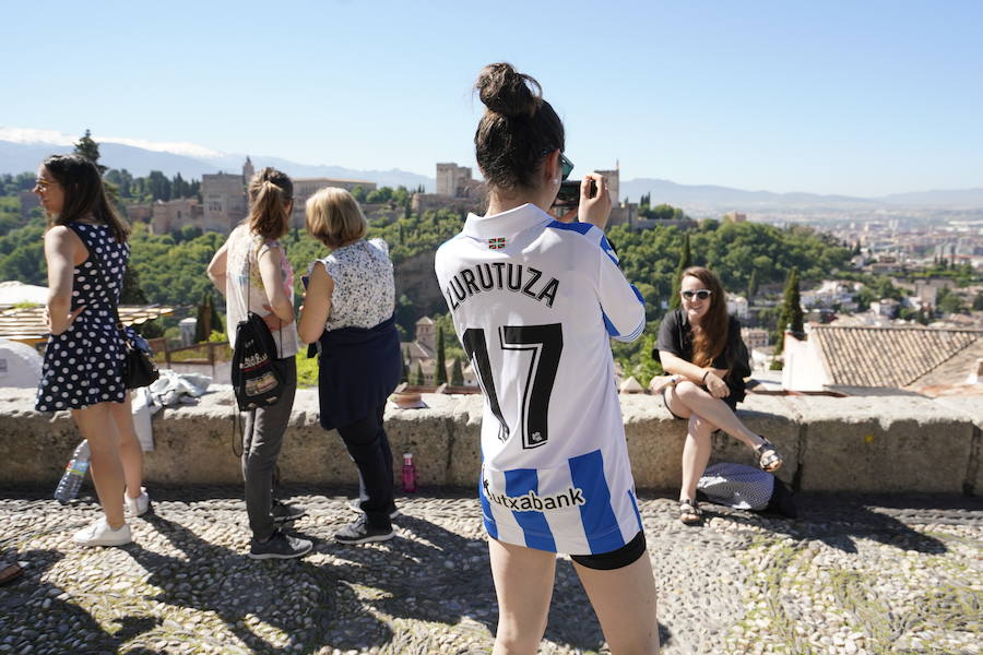 Miles de aficionados de la Real Sociedad se han desplazado a Granada para animar a las jugadoras en la final de la Copa de la Reina