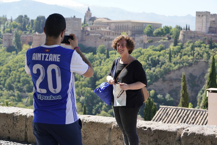 Miles de aficionados de la Real Sociedad se han desplazado a Granada para animar a las jugadoras en la final de la Copa de la Reina