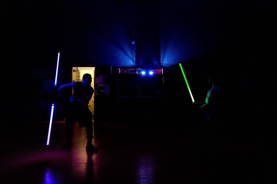 La Federación Francesa de Esgrima da la bienvenida con los brazos abiertos a los nuevos miembros del club de esgrima con espada láser 'La Rapière de Lyon'. Así, los padawan participan en una sesión de entrenamiento. 