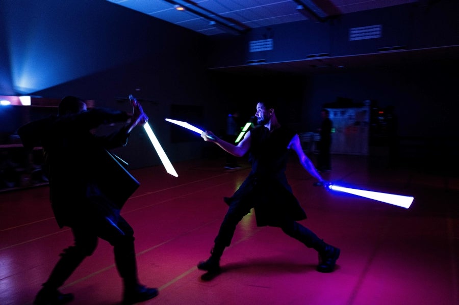 La Federación Francesa de Esgrima da la bienvenida con los brazos abiertos a los nuevos miembros del club de esgrima con espada láser 'La Rapière de Lyon'. Así, los padawan participan en una sesión de entrenamiento. 