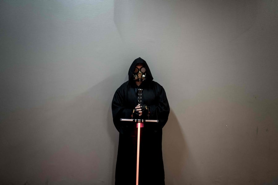 La Federación Francesa de Esgrima da la bienvenida con los brazos abiertos a los nuevos miembros del club de esgrima con espada láser 'La Rapière de Lyon'. Así, los padawan participan en una sesión de entrenamiento. 