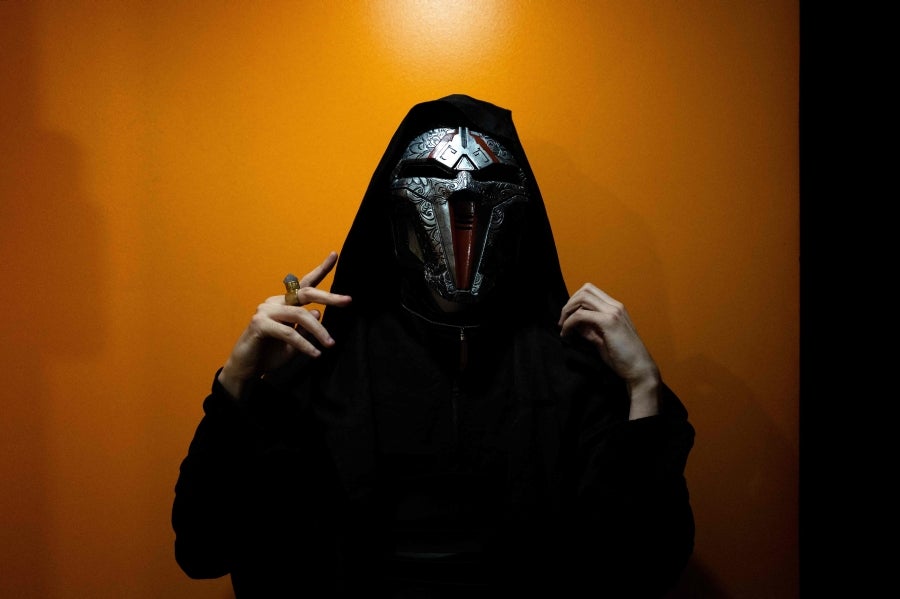 La Federación Francesa de Esgrima da la bienvenida con los brazos abiertos a los nuevos miembros del club de esgrima con espada láser 'La Rapière de Lyon'. Así, los padawan participan en una sesión de entrenamiento. 