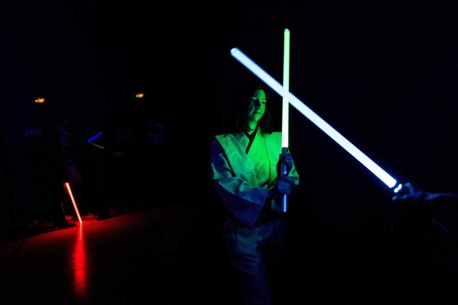 La Federación Francesa de Esgrima da la bienvenida con los brazos abiertos a los nuevos miembros del club de esgrima con espada láser 'La Rapière de Lyon'. Así, los padawan participan en una sesión de entrenamiento. 