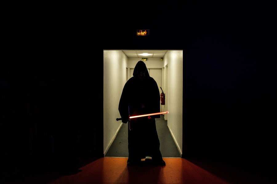 La Federación Francesa de Esgrima da la bienvenida con los brazos abiertos a los nuevos miembros del club de esgrima con espada láser 'La Rapière de Lyon'. Así, los padawan participan en una sesión de entrenamiento. 