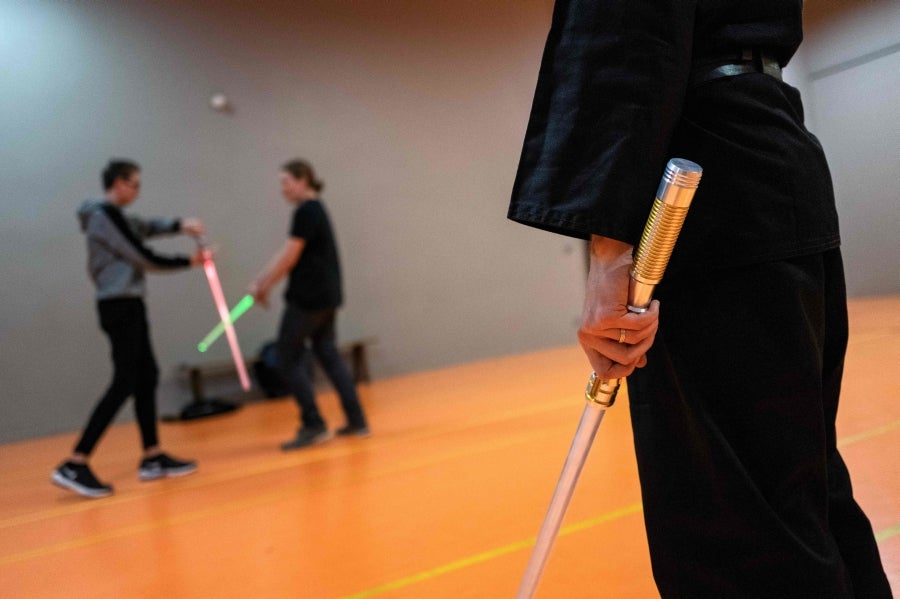 La Federación Francesa de Esgrima da la bienvenida con los brazos abiertos a los nuevos miembros del club de esgrima con espada láser 'La Rapière de Lyon'. Así, los padawan participan en una sesión de entrenamiento. 