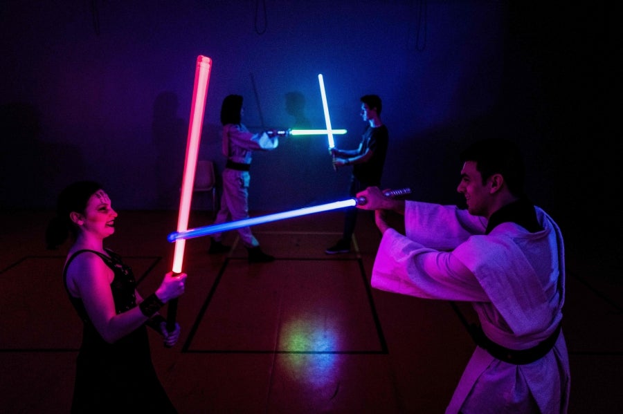La Federación Francesa de Esgrima da la bienvenida con los brazos abiertos a los nuevos miembros del club de esgrima con espada láser 'La Rapière de Lyon'. Así, los padawan participan en una sesión de entrenamiento. 