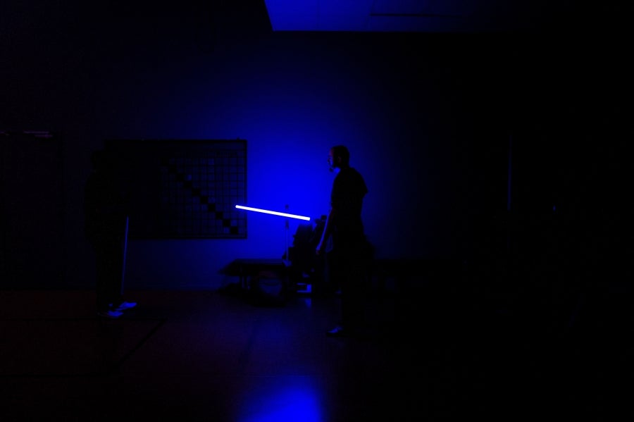 La Federación Francesa de Esgrima da la bienvenida con los brazos abiertos a los nuevos miembros del club de esgrima con espada láser 'La Rapière de Lyon'. Así, los padawan participan en una sesión de entrenamiento. 