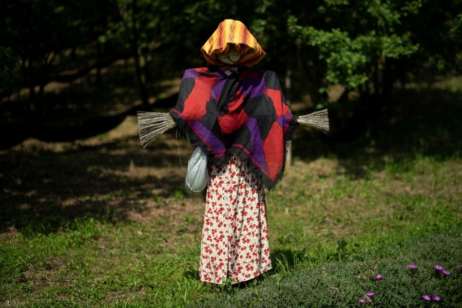 Los ciudadanos de Castellar, un pueblo del norte de Italia, preparan sus propio espantapájaros y los colocan en los jardines, patios, calles y campos de la localidad. Así, los simpáticos vecinos forman parte de la 'Feria de Espantapájaros' de la temporada. 
