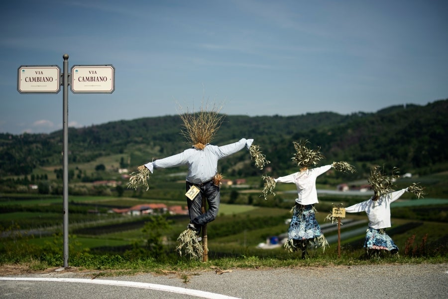 Los ciudadanos de Castellar, un pueblo del norte de Italia, preparan sus propio espantapájaros y los colocan en los jardines, patios, calles y campos de la localidad. Así, los simpáticos vecinos forman parte de la 'Feria de Espantapájaros' de la temporada. 
