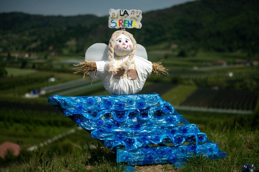 Los ciudadanos de Castellar, un pueblo del norte de Italia, preparan sus propio espantapájaros y los colocan en los jardines, patios, calles y campos de la localidad. Así, los simpáticos vecinos forman parte de la 'Feria de Espantapájaros' de la temporada. 