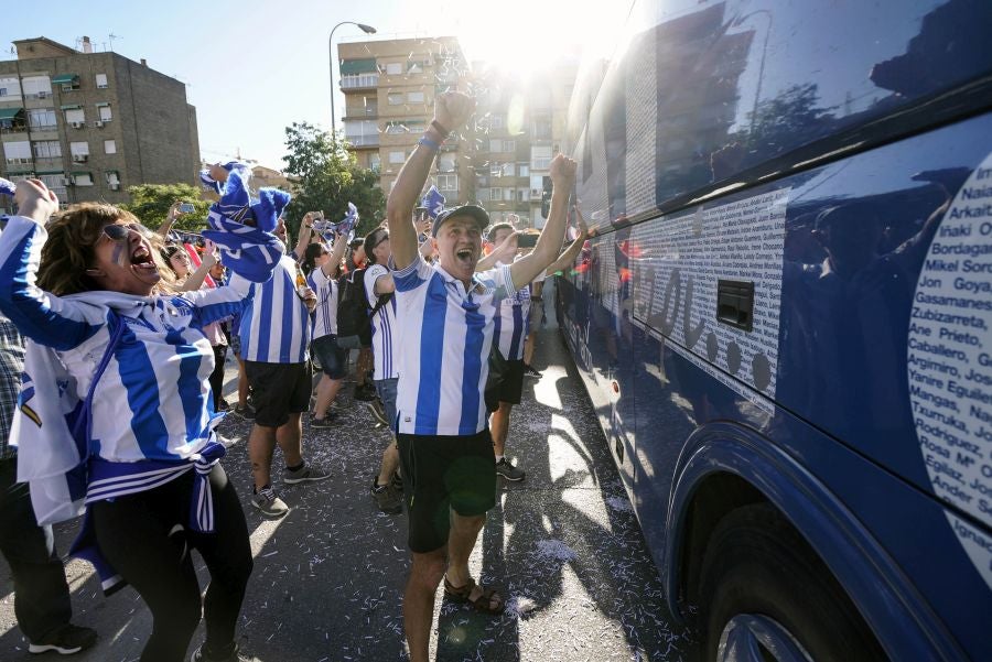 Gran ambiente en las inmediaciones del estadio Nuevo Los Cármenes antes del partido entra la Real y el Atlético Madrid