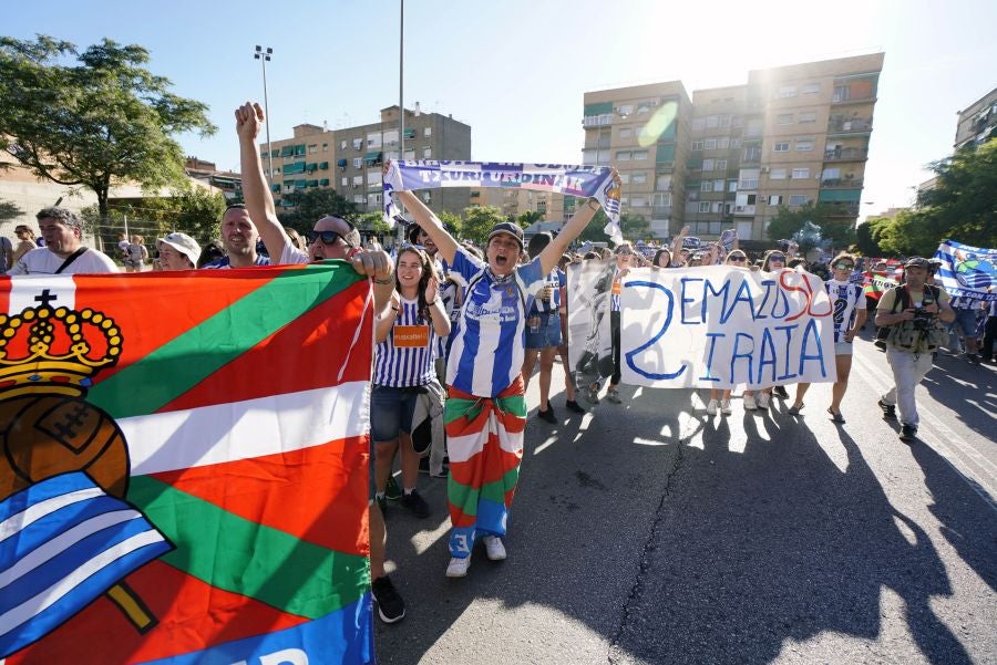 Gran ambiente en las inmediaciones del estadio Nuevo Los Cármenes antes del partido entra la Real y el Atlético Madrid