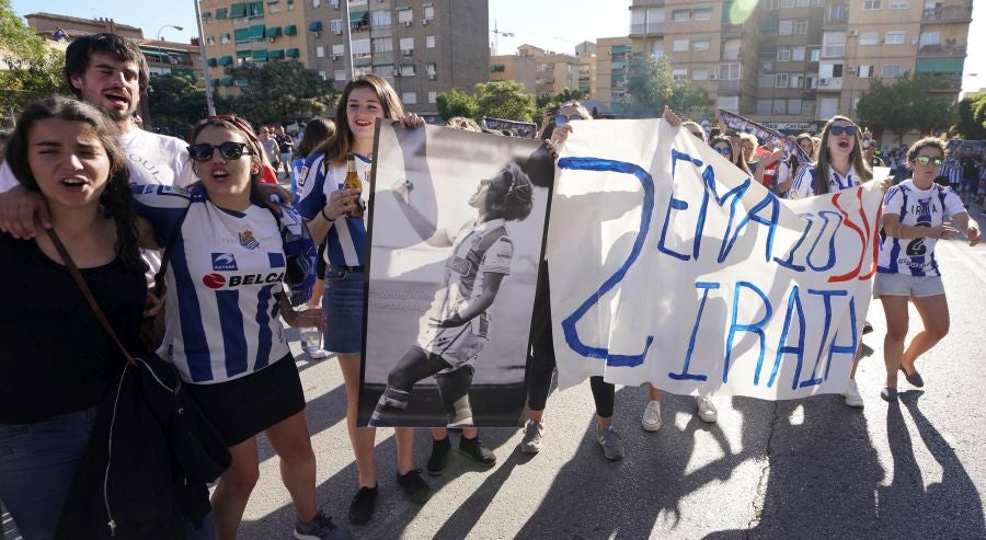 Gran ambiente en las inmediaciones del estadio Nuevo Los Cármenes antes del partido entra la Real y el Atlético Madrid