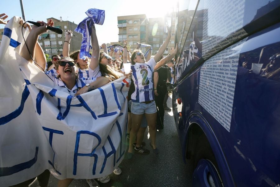 Gran ambiente en las inmediaciones del estadio Nuevo Los Cármenes antes del partido entra la Real y el Atlético Madrid