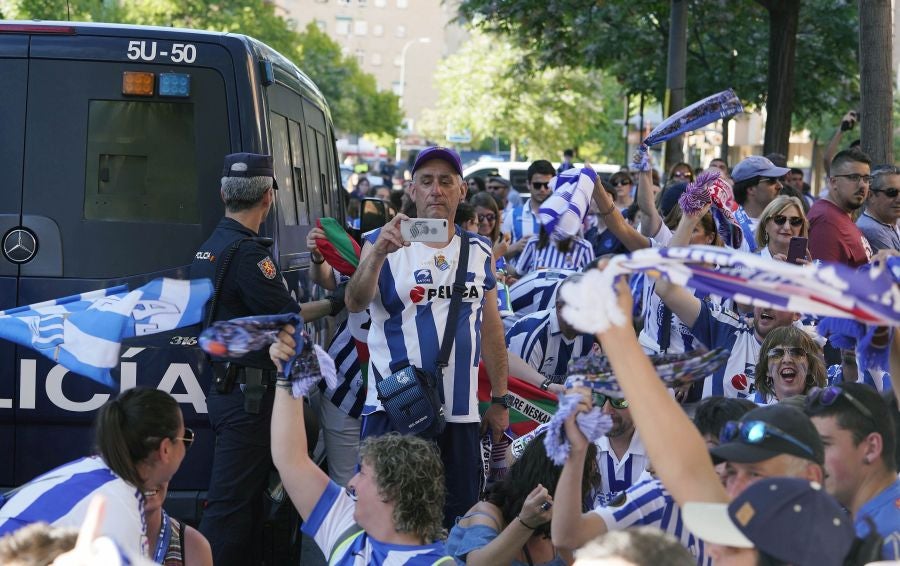 Gran ambiente en las inmediaciones del estadio Nuevo Los Cármenes antes del partido entra la Real y el Atlético Madrid