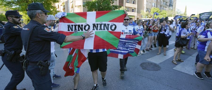 Gran ambiente en las inmediaciones del estadio Nuevo Los Cármenes antes del partido entra la Real y el Atlético Madrid
