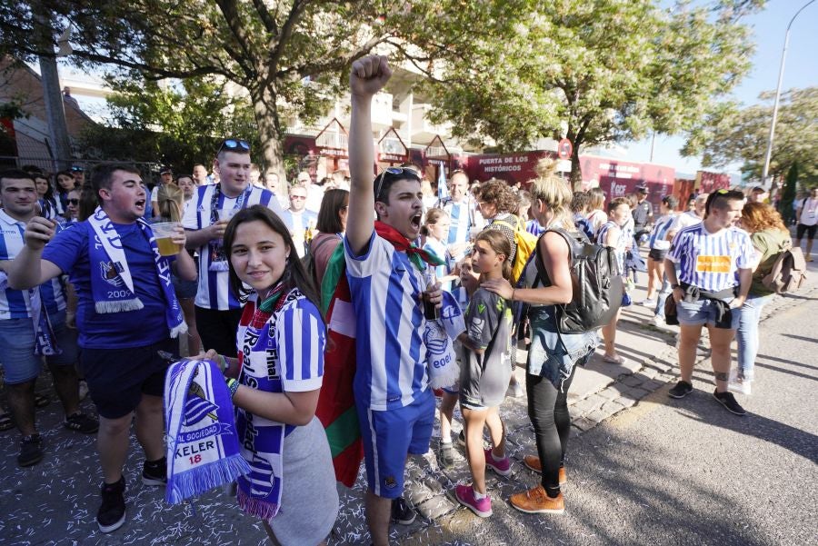 Gran ambiente en las inmediaciones del estadio Nuevo Los Cármenes antes del partido entra la Real y el Atlético Madrid