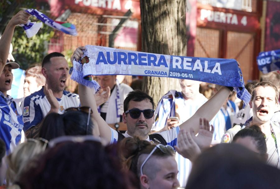 Gran ambiente en las inmediaciones del estadio Nuevo Los Cármenes antes del partido entra la Real y el Atlético Madrid