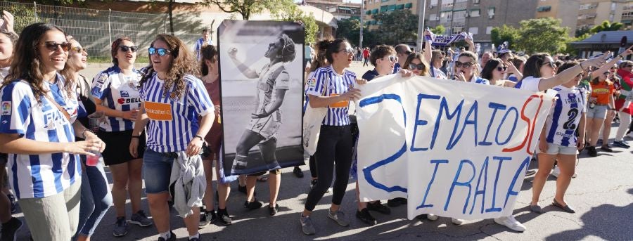 Gran ambiente en las inmediaciones del estadio Nuevo Los Cármenes antes del partido entra la Real y el Atlético Madrid
