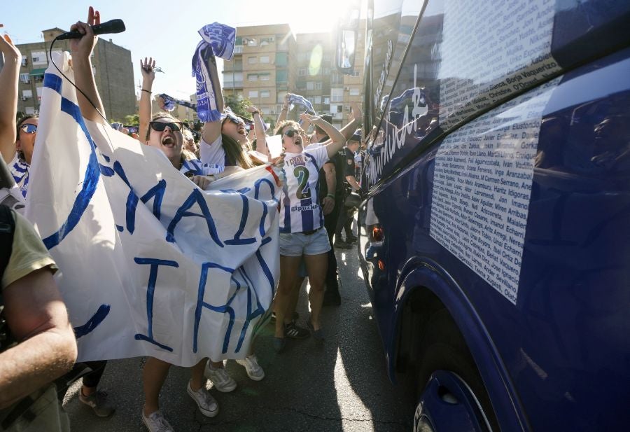 Gran ambiente en las inmediaciones del estadio Nuevo Los Cármenes antes del partido entra la Real y el Atlético Madrid