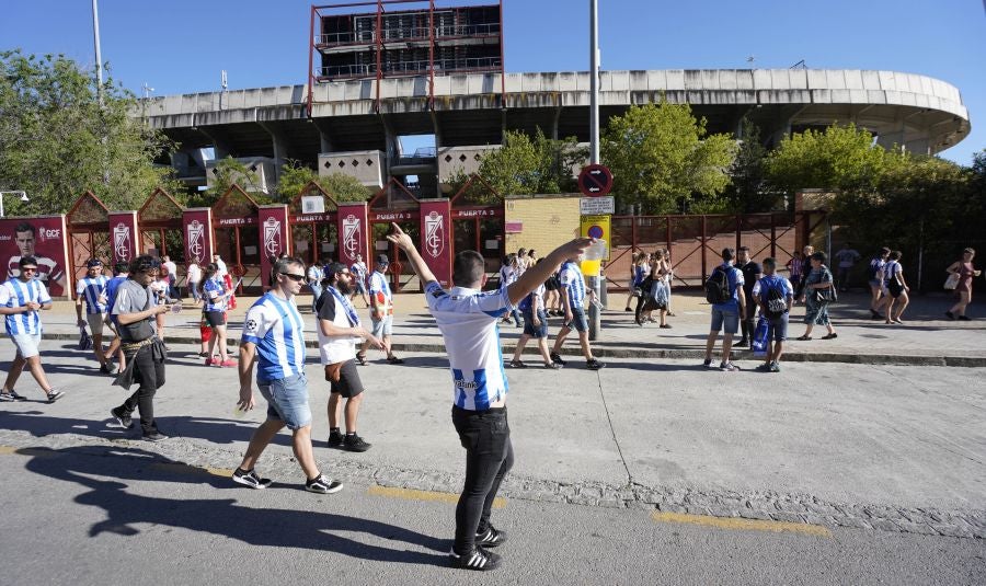 Gran ambiente en las inmediaciones del estadio Nuevo Los Cármenes antes del partido entra la Real y el Atlético Madrid