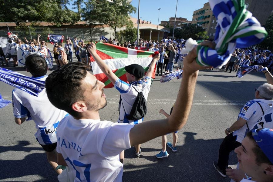 Gran ambiente en las inmediaciones del estadio Nuevo Los Cármenes antes del partido entra la Real y el Atlético Madrid