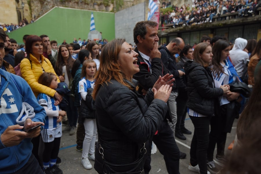 Niños y mayores se han acercado hasta la Trini para vivir la final de la Copa de la Reina 