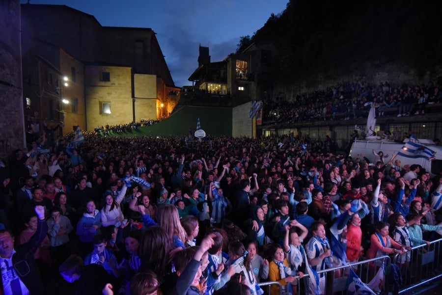 Niños y mayores se han acercado hasta la Trini para vivir la final de la Copa de la Reina 