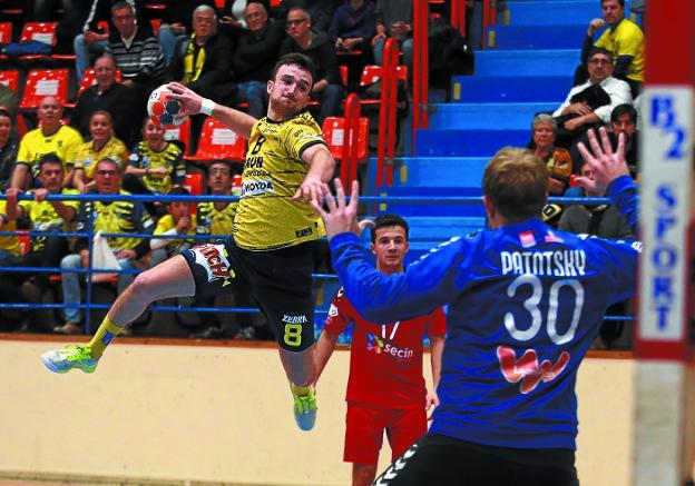 Mikel Zabala en el partido de la primera vuelta frente al Alcobendas, que ganó el Bidasoa 29-19. 