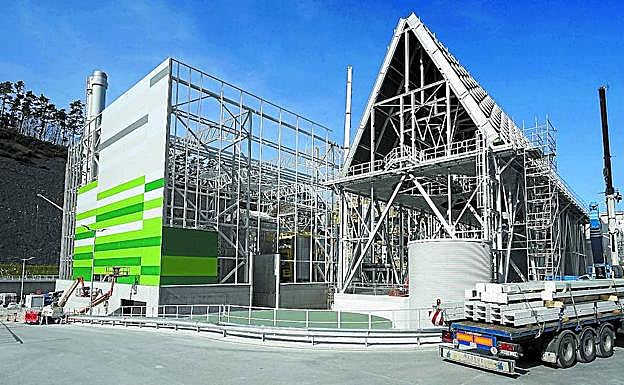 Vista exterior de la incineradora de Zubieta, con las chimeneas por las que saldrán los gases depurados. 