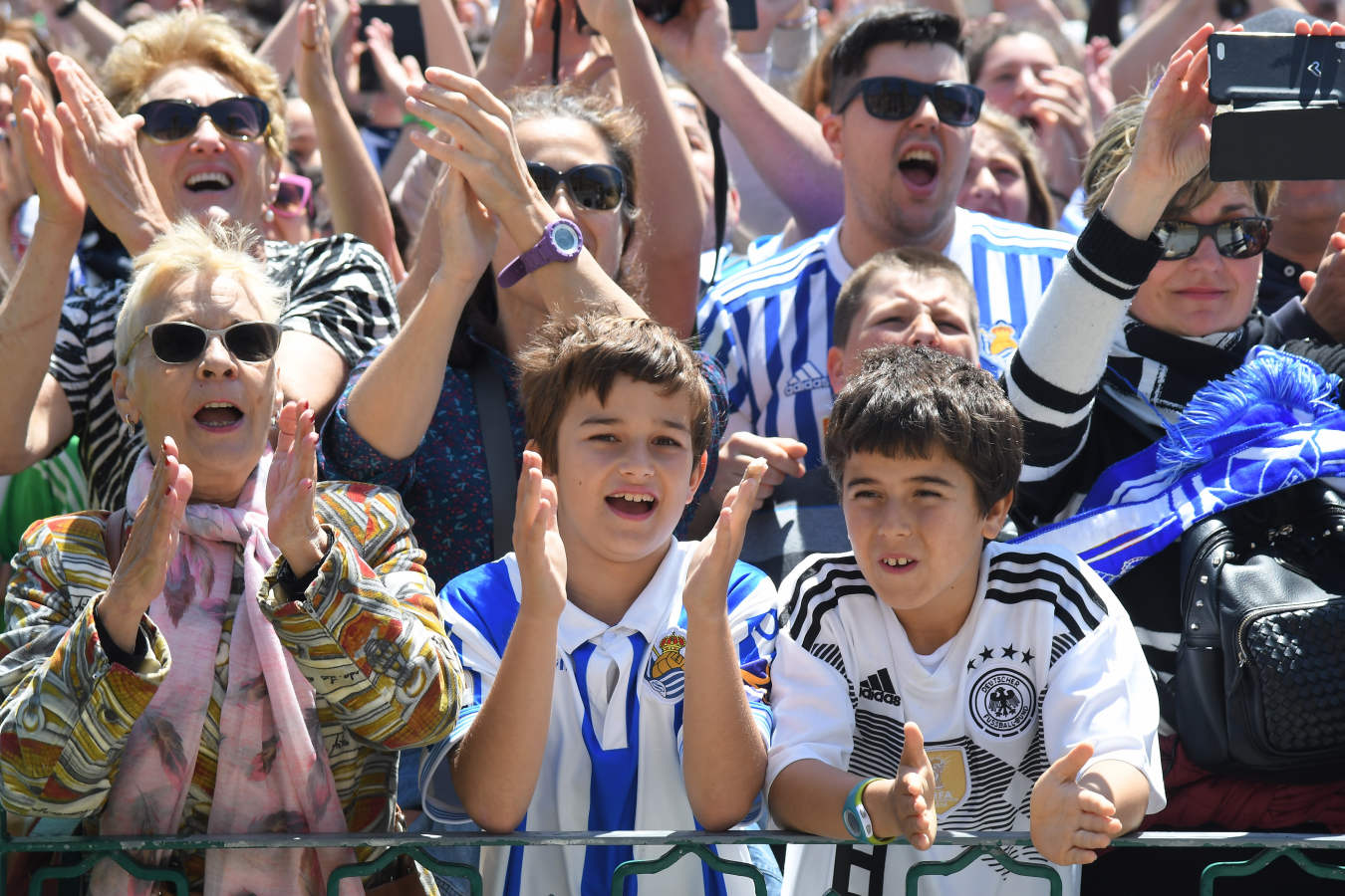Las chicas de la Real Sociedad salieron al balcón de la casa consistorial para celebrar con la afición el triunfo cosechado en Granada.