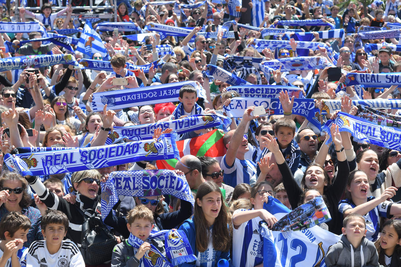 Las chicas de la Real Sociedad salieron al balcón de la casa consistorial para celebrar con la afición el triunfo cosechado en Granada.