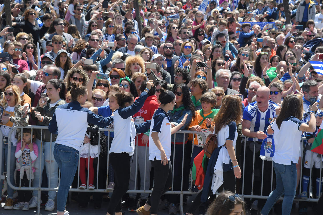 Las chicas de la Real Sociedad salieron al balcón de la casa consistorial para celebrar con la afición el triunfo cosechado en Granada.